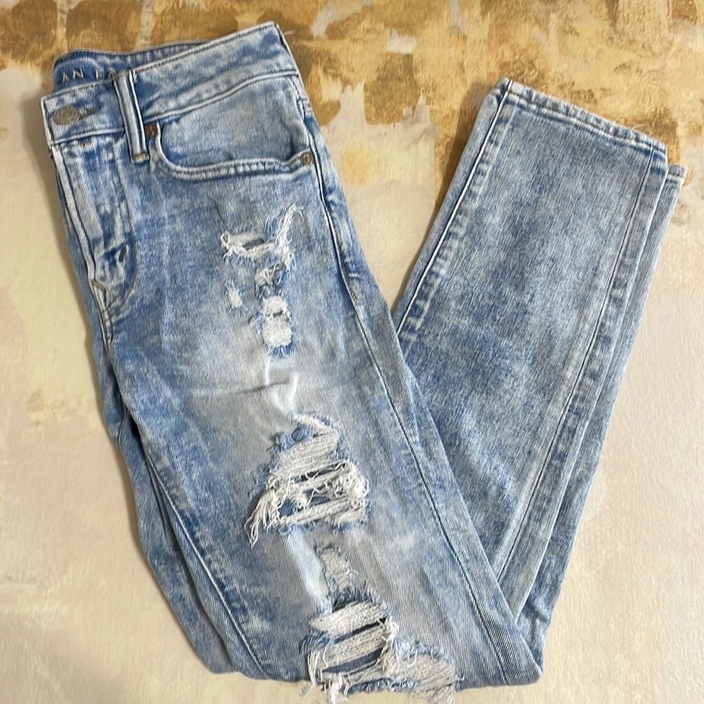 NWOT American Eagle Outfitters Airflex+ Skinny destructed jeans